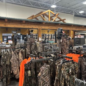 Fleet Farm Auto Center service bays