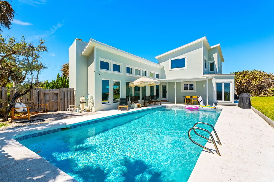 Luxury vacation house with a private pool overlooking the beach
